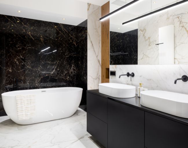 salle-d'eau-moderne-et-luxueuse-noire-et-blanche-refaite-par-un-artisan-bainiste