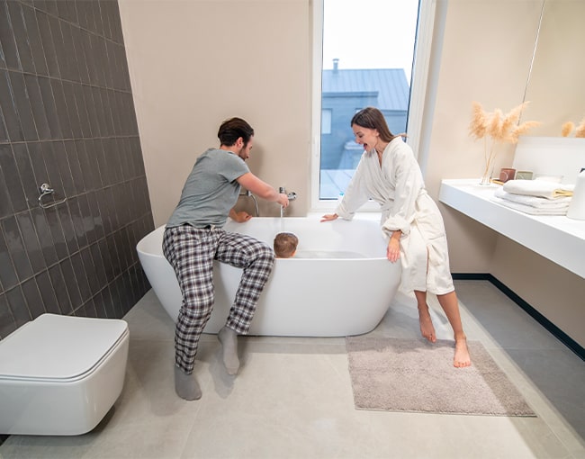 salle-de-bain-moderne-avec-des-parents-qui-font-la-toilette-de-leur-enfant