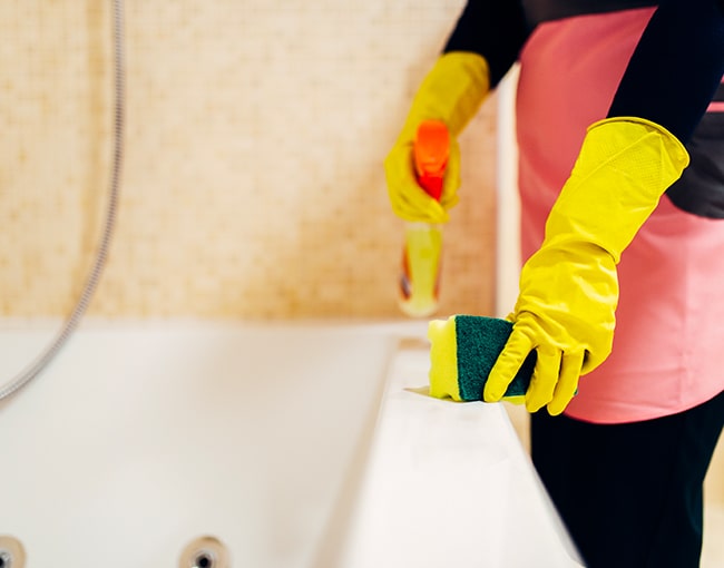 gants-jaunes-eponges-produit-pour-nettoyer-baignoire-semi-ilot-blanc-pour-les-enfants