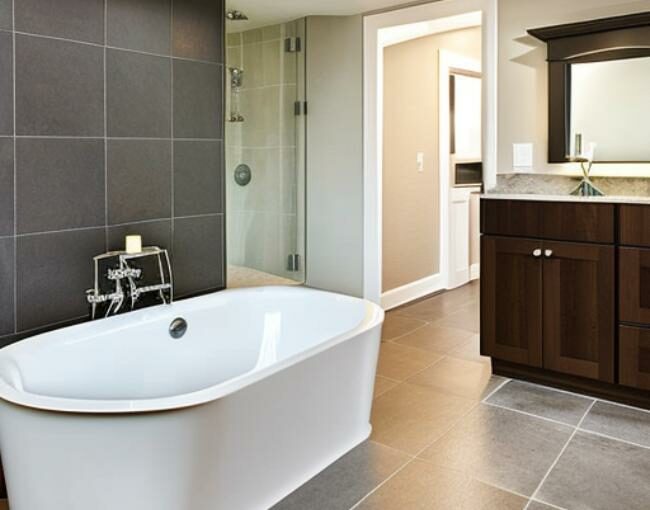 salle-de-bain-moderne-avec-carrelage-gris-au-sol